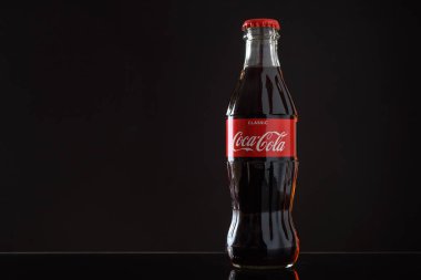 Kazan, Rusya, Mart, 17, 2018: Orijinal Coca-Cola cam şişe siyah arka plan üzerine.