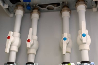 Evde ısıtma sistemi var. Fanlardaki plastik borular kazana sıcak ve soğuk su ile doldurulmuş.