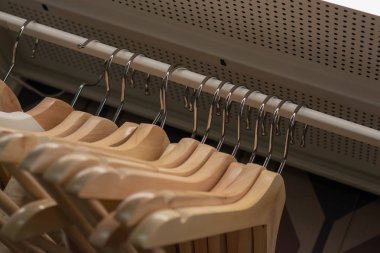 Kitle piyasa rafları boş askı. Konsept satış