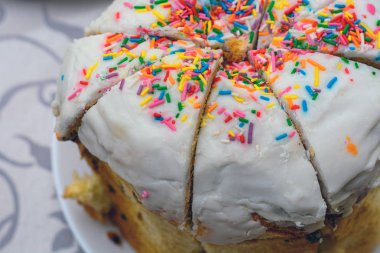 Paskalya için masada şenlikli kek, boyalı yumurta