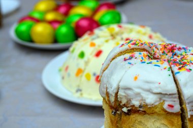 Paskalya için masada şenlikli kek, boyalı yumurta