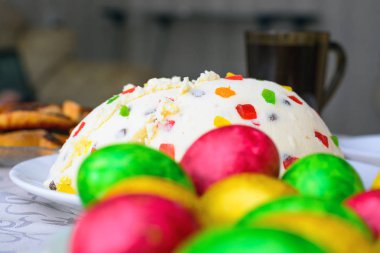 Paskalya için masada parlak renkli boyalı yumurta