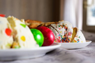 Paskalya için masada şenlikli kek, boyalı yumurta