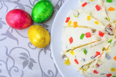 Paskalya için masada parlak renkli boyalı yumurta