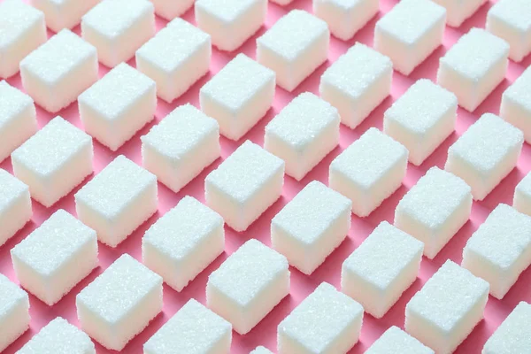 Cubos de açúcar branco refinado a forma geométrica correta em um fundo rosa. screensaver abstrato minimalista — Fotografia de Stock