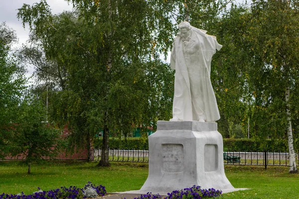 A aldeia de Boldino, oblast de Nizhny Novgorod, Rússia, 9 de abril de 2018: o Monumento ao jovem escritor da era romântica do 19o século Alexander Pushkin — Fotografia de Stock
