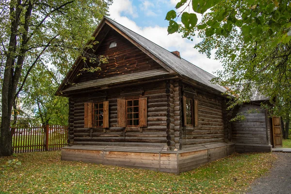 Παλιά καλοσυντηρημένα καταγραφής ξύλινο σπίτι στο χωριό — Φωτογραφία Αρχείου
