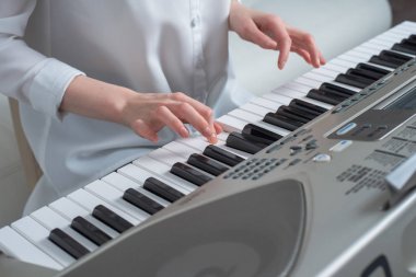 Melodiler, synthesizer oynarken ellerini beste kavramı
