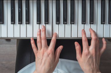 Kadınların elleri müzik bestelemek synthesizer oynarken Üstten Görünüm