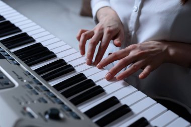 Eller önden görünümü synthesizer oynarken uygulanan