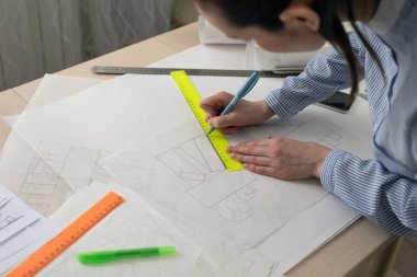 Öğrenci mimar geometrik şekiller, tasarım uygulama çizer