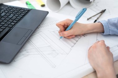 Belgili tanımlık laptop önünde bir kalem ile iş, yakın çekim boyuyla mimar