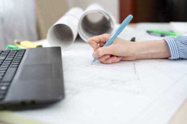 Bir mimari planı, bir kalem ve bir dizüstü bilgisayar ile el oluşturma kavramı