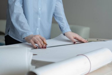 Çizim. Bir öğrenci Mimarlık çalışmalarına hazırlanıyor