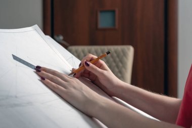 Öğrenci bir projeksiyon binanın mimarisi üzerinde çizer.