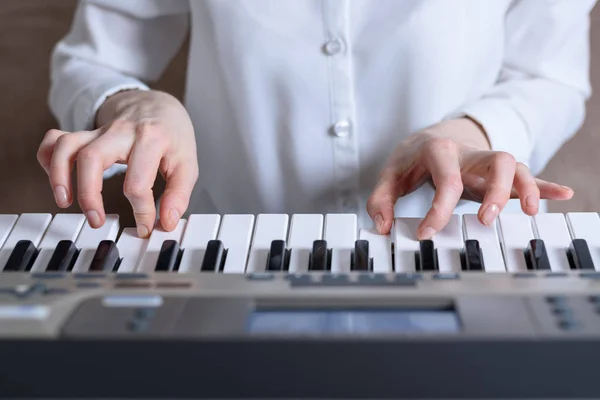 Frontal view of female hands practiced playing the synthesizer — Stock Photo, Image