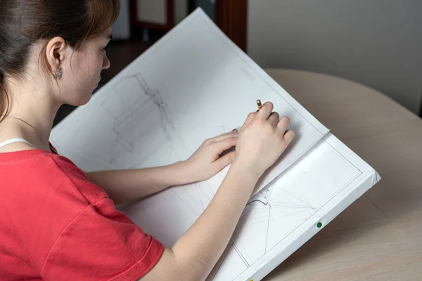 Студент-архитектор готовит черновик, рисует карандаш на белой табличке — стоковое фото