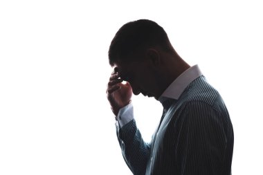 Tişörtlü bir iş adamının yan görünüş silueti. Kafası aşağıda ve eli alnında. Düşünen manzara, beyaz üzerinde izole edilmiş.