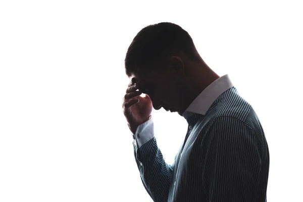 Silhueta vista lateral de um homem de negócios em uma camisa com a cabeça para baixo e a mão na testa, pensando vista, isolar em branco — Fotografia de Stock