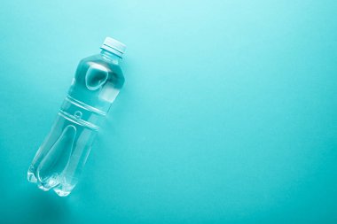 Nane arkaplanda plastik su şişesi