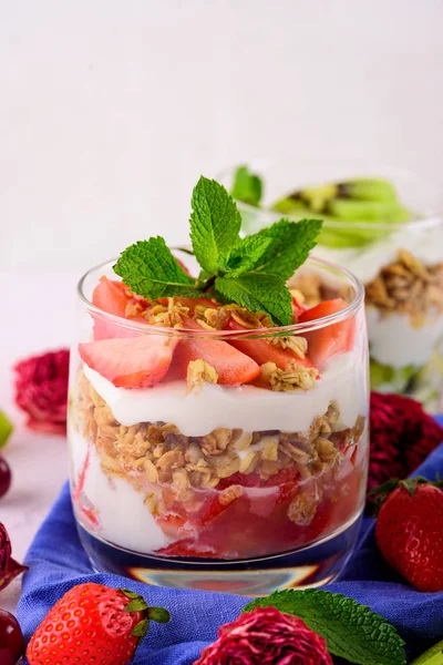 草莓、猕猴桃、奶油、燕麦和薄荷甜点的垂直图像 — 图库照片