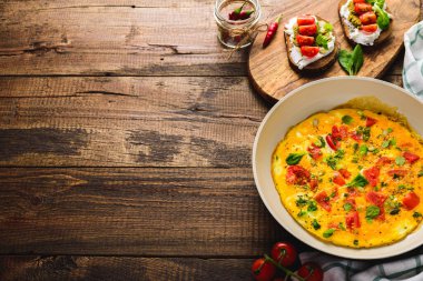 Kiraz domatesli sağlıklı omlet ve kızarmış tavada ıspanak ve süzme peynirli tost, pesto sosu ve vişneli domates.