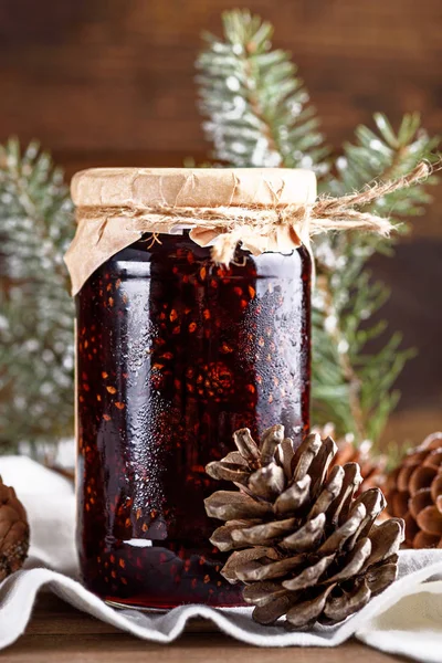 Immagine verticale di marmellata da pigne giovani su sfondo di legno — Foto Stock