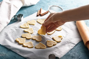 kalpler mavi arkaplanda parşömen kağıdında hamurdan yapılır.