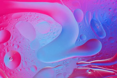 Su yüzeyine yağ damlaları, neon renkleri, sanat arkaplanı.