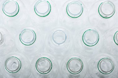 Plastik şeffaf şişelerin gözkapakları olmadan üst görünümü