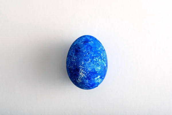Top view one Easter egg in the color of year-classic blue on white background — 스톡 사진