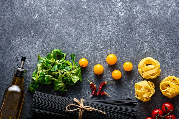 意大利菜的顶级配料，用乌贼墨汁、胡桃、生菜、辣椒、黑底橄榄油制成的黑意大利面 — 图库照片