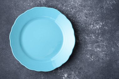 Gri arkaplanda mavi boş tabak