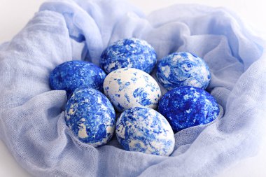 Paskalya yumurtalarının klasik mavi renginde, yumuşak mavi ağ havlusunda gradyan etkisi var.