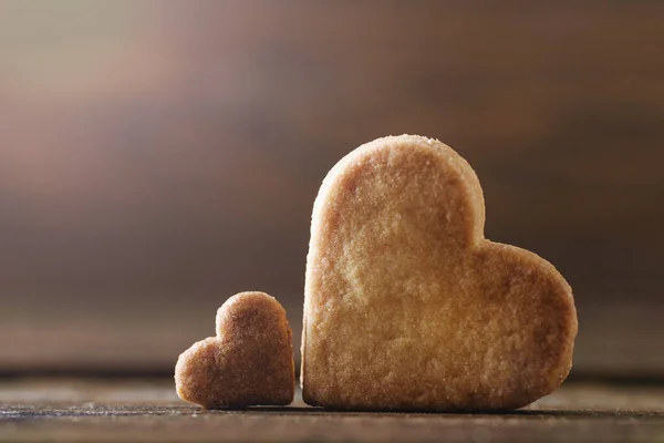 Sevgililer Günü için ahşap arka planda kurabiye kalpleri. — Stok fotoğraf