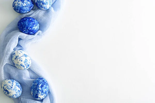 Zes paaseieren in de kleur van het jaar-klassiek blauw met verloop effect op zachte blauwe stof en witte achtergrond — Stockfoto