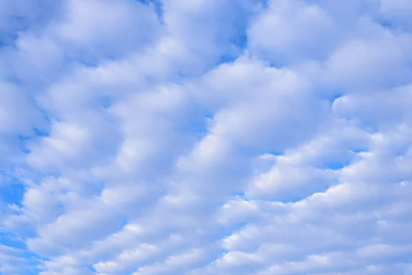 Vit cumulus moln i blå himmel, natur bakgrund — Stockfoto