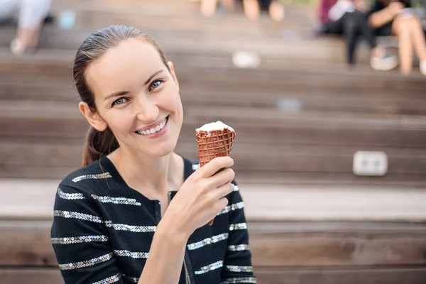 Caucasico bruna donna con gelato su panchina all'aria aperta — Foto Stock