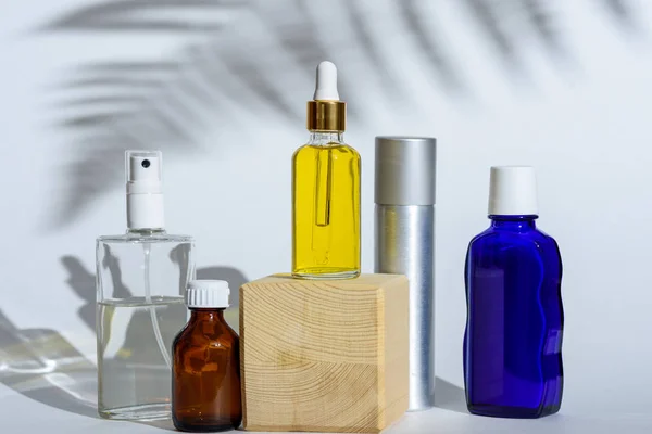 Verscheidenheid van cosmetische flessen op witte achtergrond met schaduw — Stockfoto