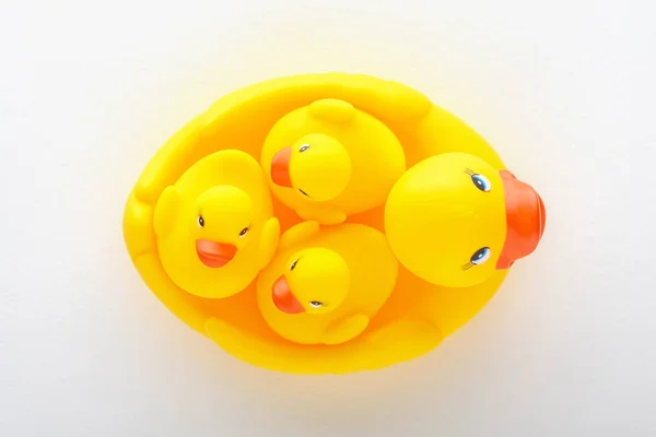 하얀 배경에 있는 노란 장난감 오리 가족의 맨 위 사진 — 스톡 사진