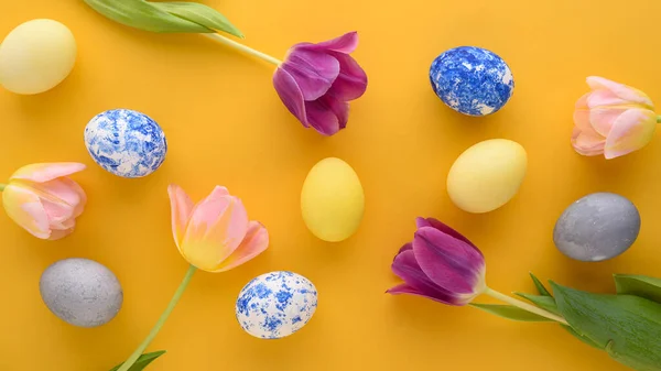 Bovenaanzicht Paasachtergrond Van Paarse Roze Tulpen Pastelgeel Blauwe Eieren Gele — Stockfoto