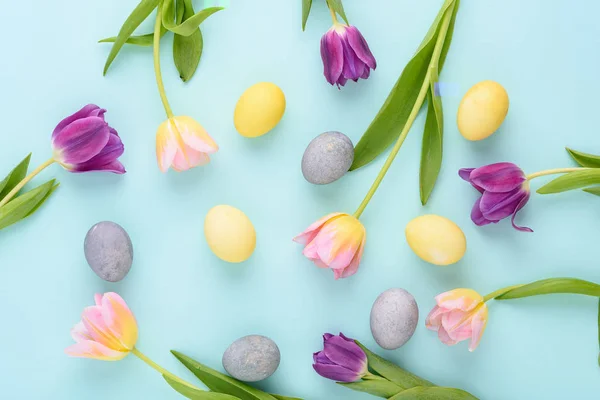 Bovenaanzicht Paasachtergrond Van Paarse Roze Tulpen Pastelgeel Blauwe Eieren Blauwe — Stockfoto