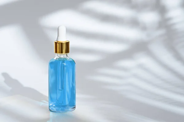 Trendy Dropper Glazen Fles Met Pipet Blauwe Vloeistof Witte Achtergrond — Stockfoto