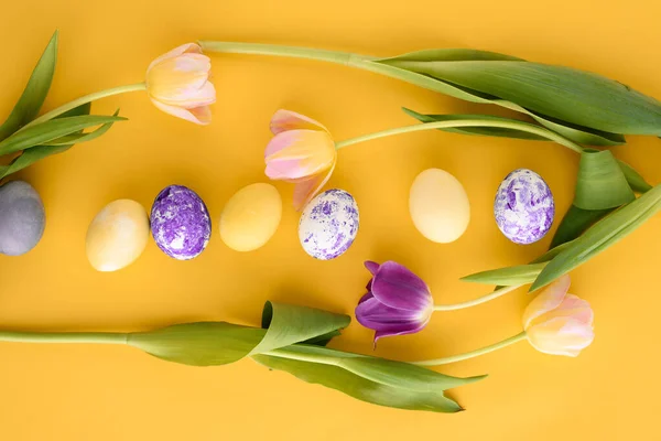 Bovenaanzicht Paasgele Achtergrond Met Roze Paarse Tulpen Paaseieren — Stockfoto