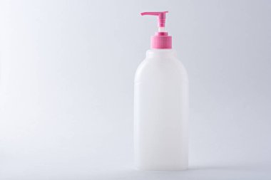 beyaz arkaplanlı beyaz plastik şişe modelleme ve damgalama için