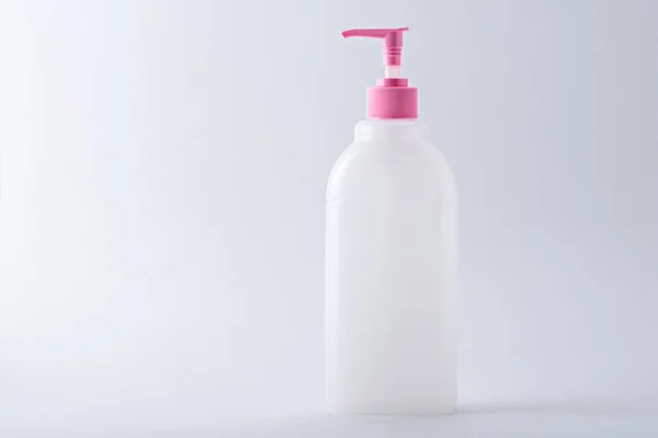 Uma Garrafa Plástico Branco Com Dispensador Fundo Branco Para Simular — Fotografia de Stock