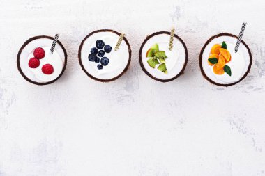 Beyaz arka planda kremalı ve hindistan cevizli tatlı, buzlu içecek kasesi konsepti