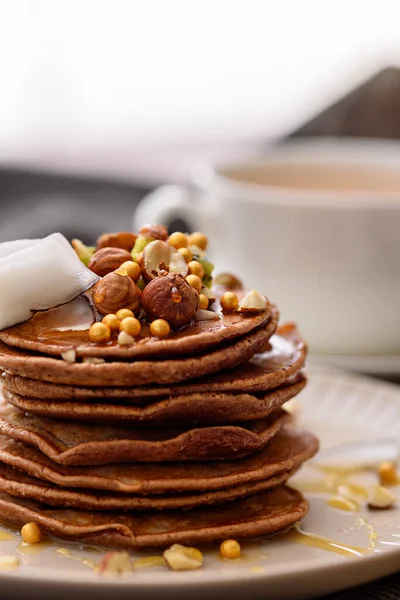 Gros Plan Empiler Des Crêpes Chocolat Avec Kiwi Noisette Sirop — Photo