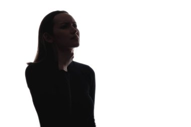 Moda siyah-beyaz kadın portresi boğaz ağrısı gösteriyor.