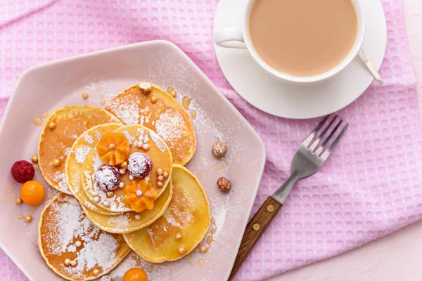 Tortitas Vista Superior Con Frambuesas Physalis Miel Plato Color Rosa — Foto de Stock